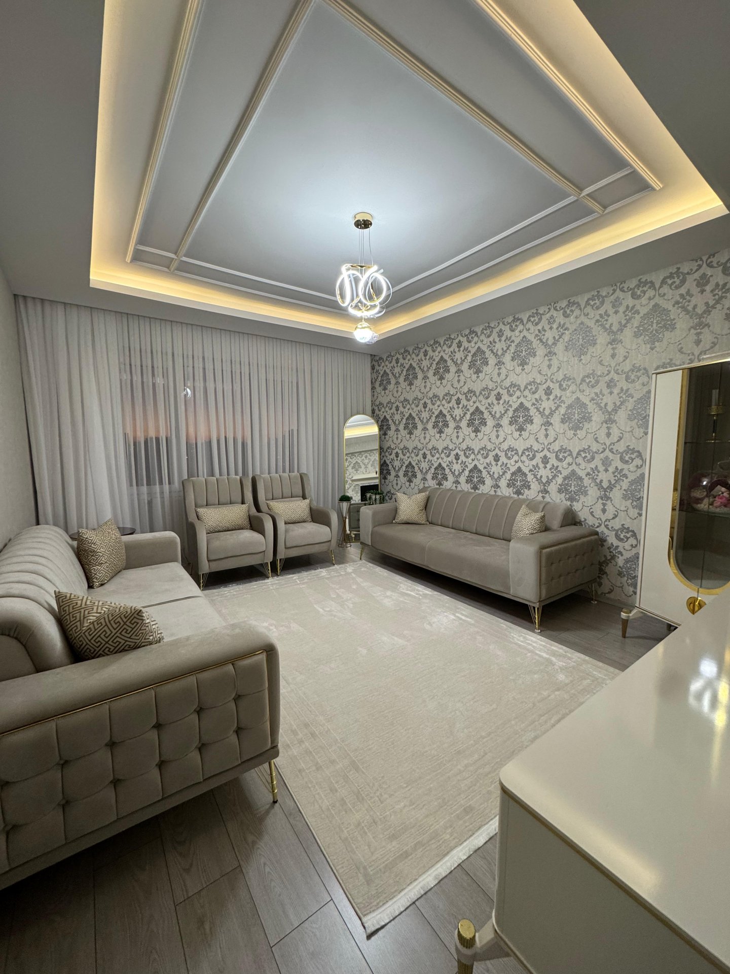 ÜÇKUYULAR'DA 2.5+1 100MT2 LÜX DAİRE