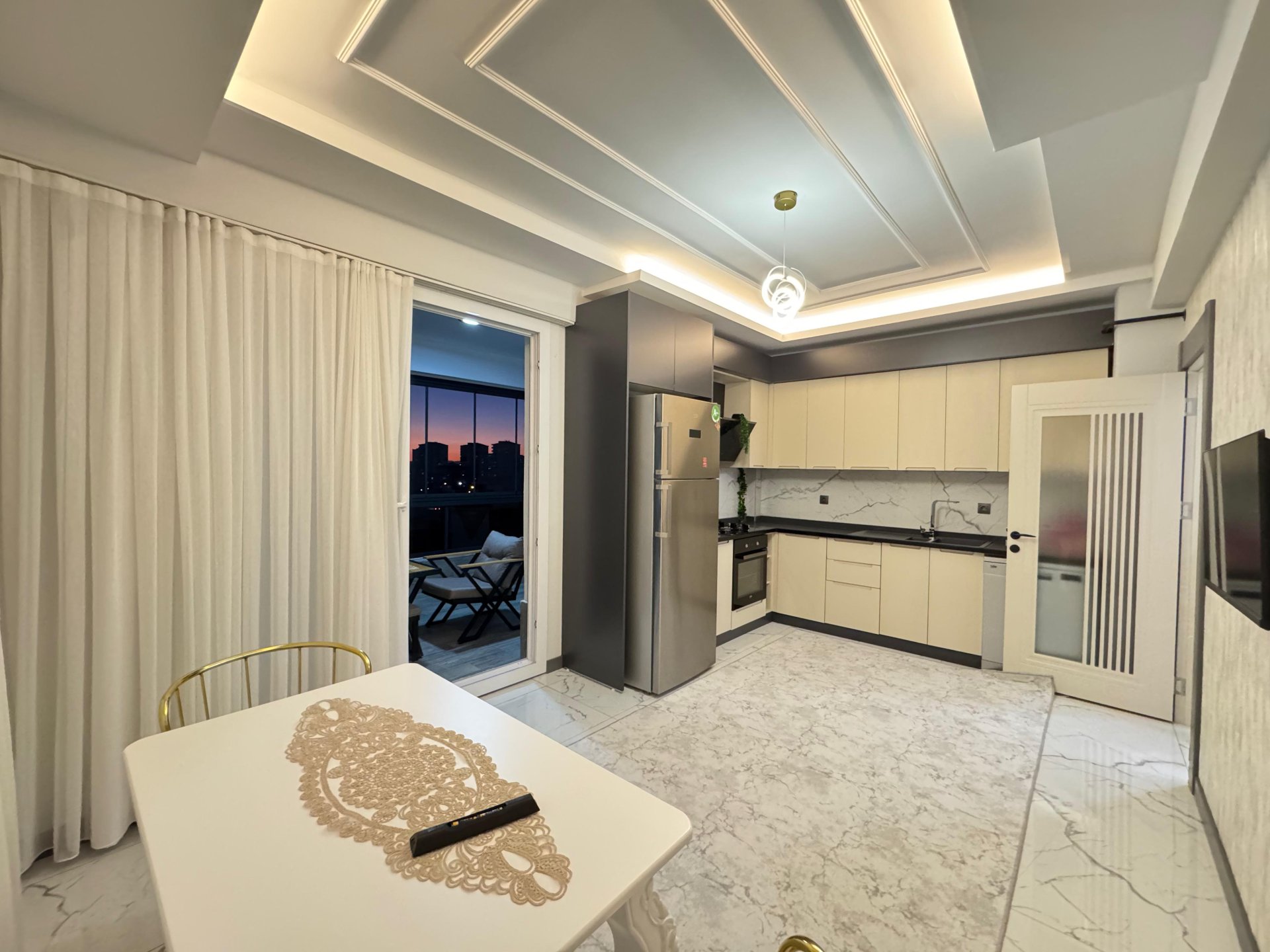 ÜÇKUYULAR'DA 2.5+1 100MT2 LÜX DAİRE