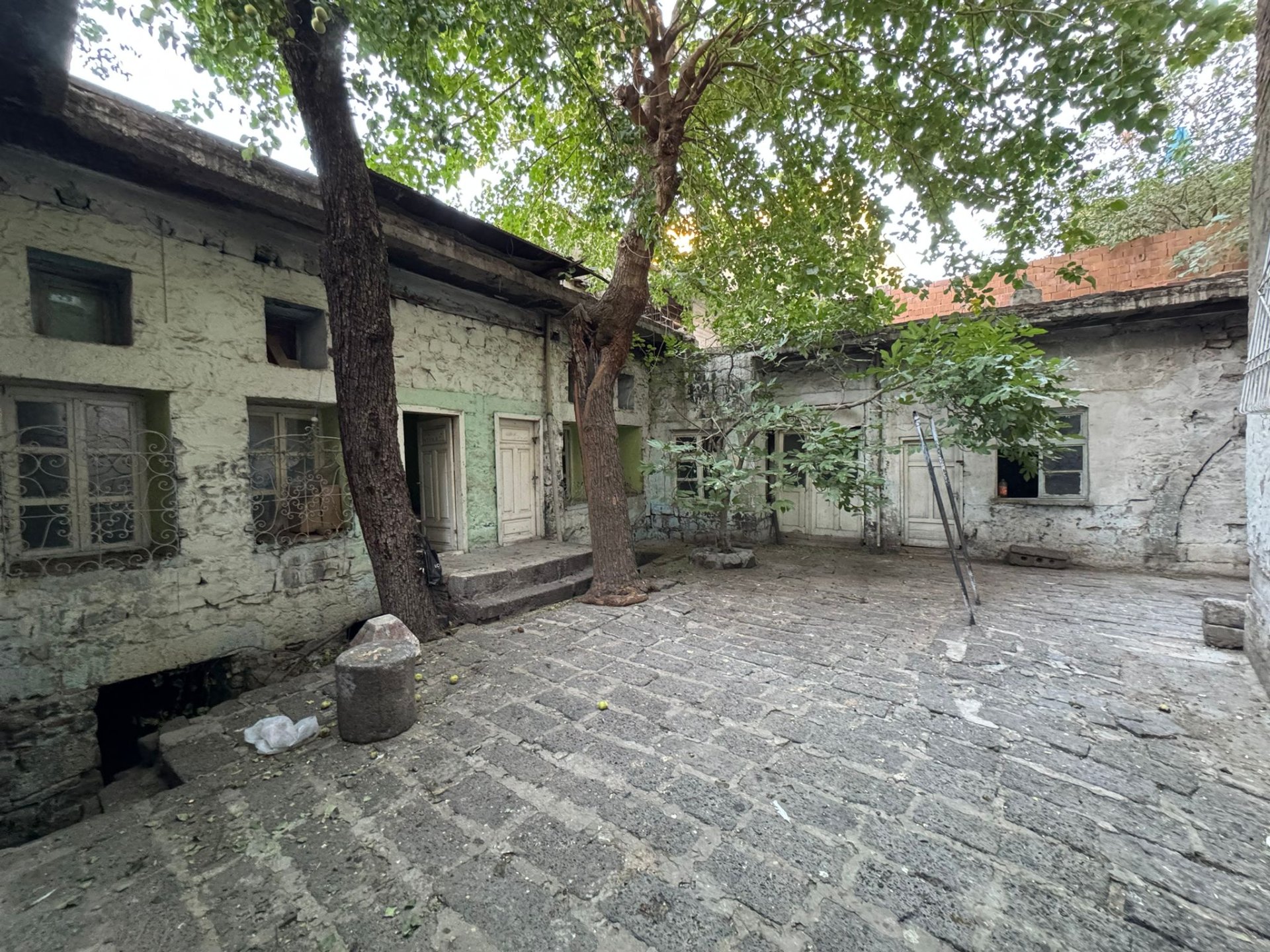 ULU CAMİ YANINDA SATILIK Z+3 KATLI BİNA TAMAMI SATILIK