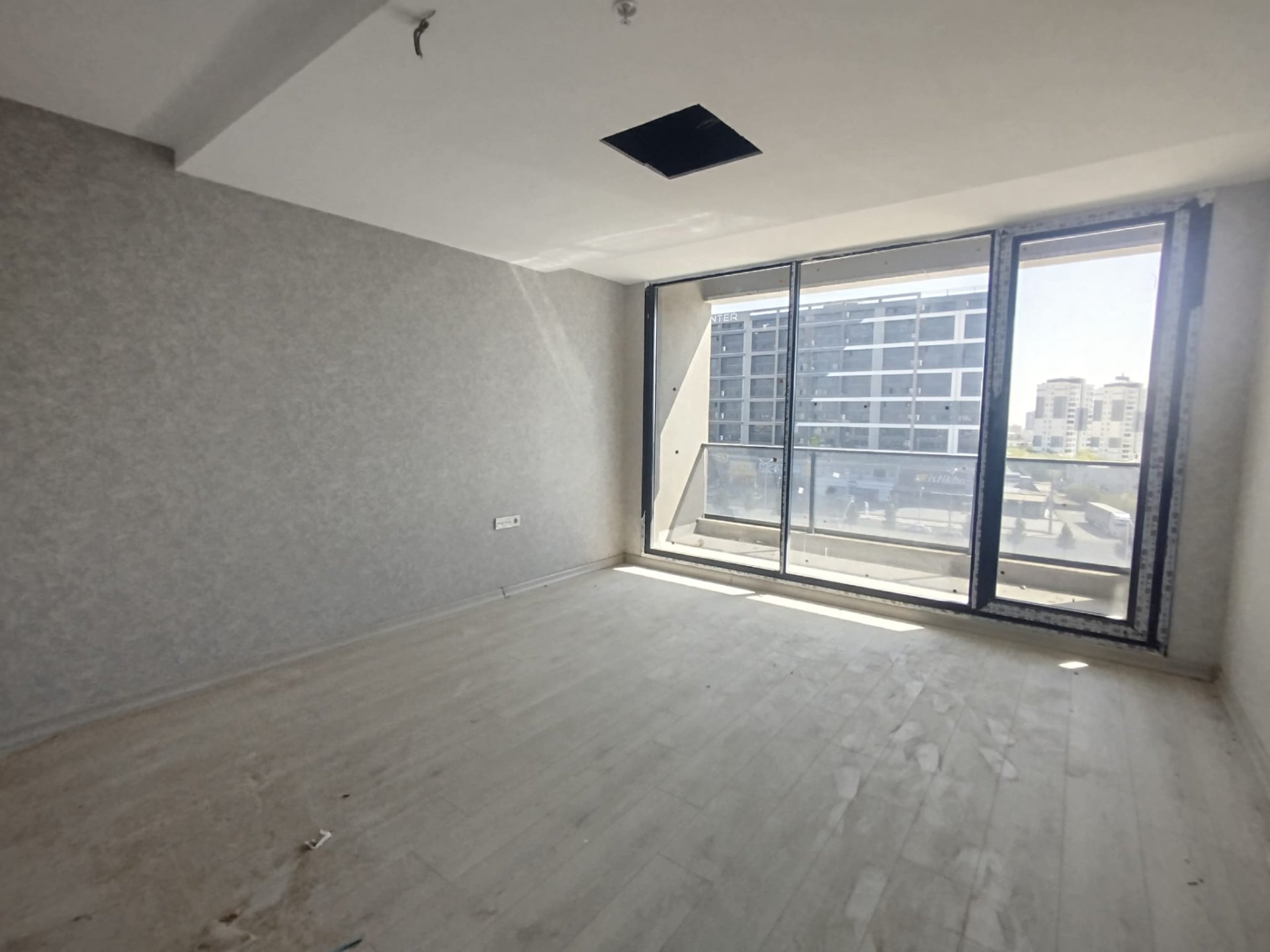 ARAŞTIRMA HASTANESİ YANI AY CORNER PLAZA'DA KİRALIK 2+1 LÜKS BÜRO