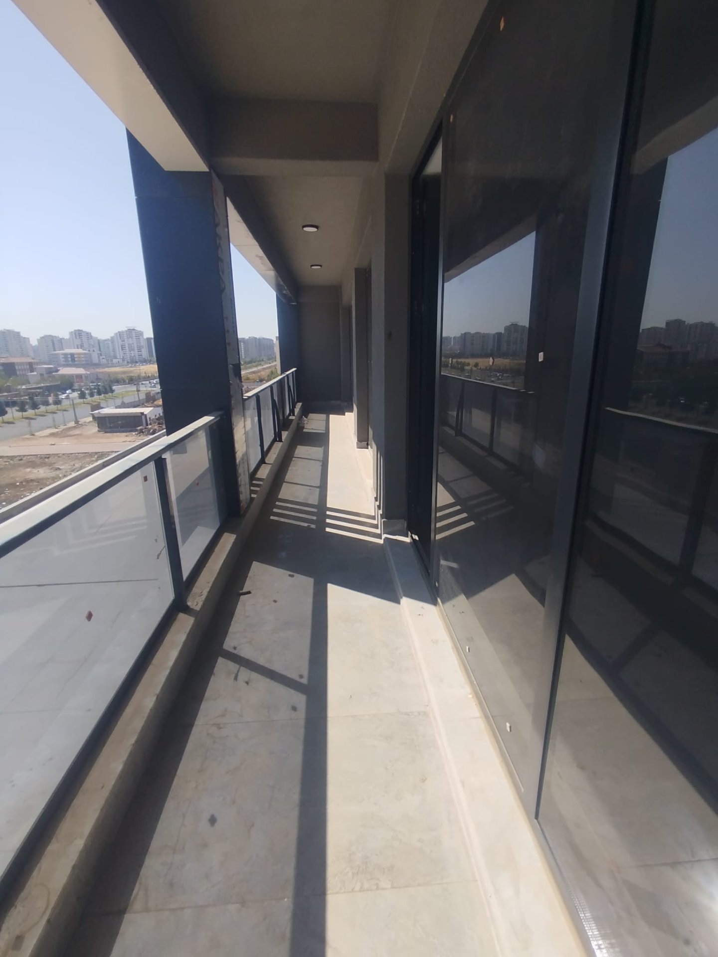 ARAŞTIRMA HASTANESİ YANI AY CORNER PLAZA'DA KİRALIK 2+1 LÜKS BÜRO
