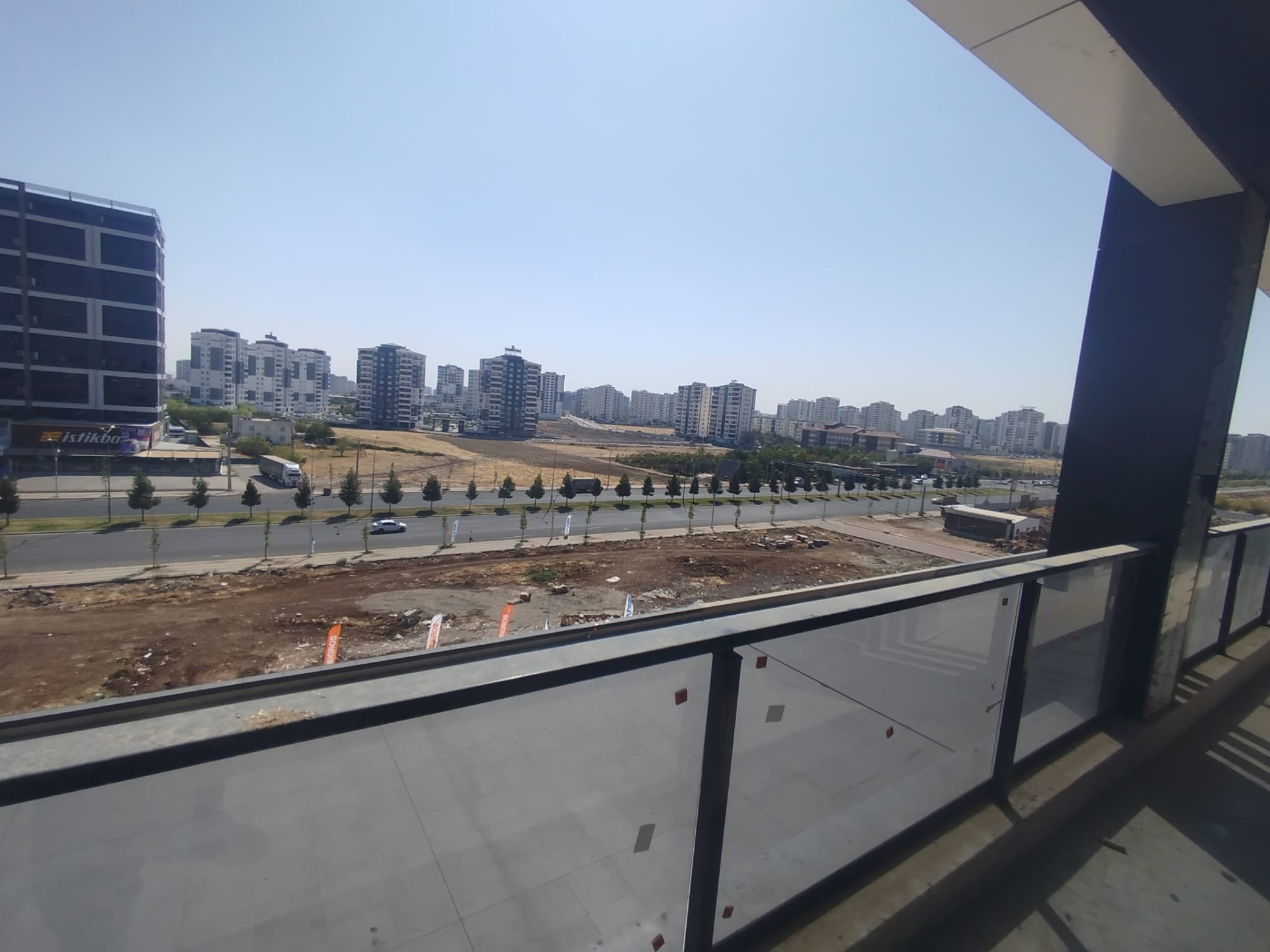 ARAŞTIRMA HASTANESİ YANI AY CORNER PLAZA'DA KİRALIK 2+1 LÜKS BÜRO