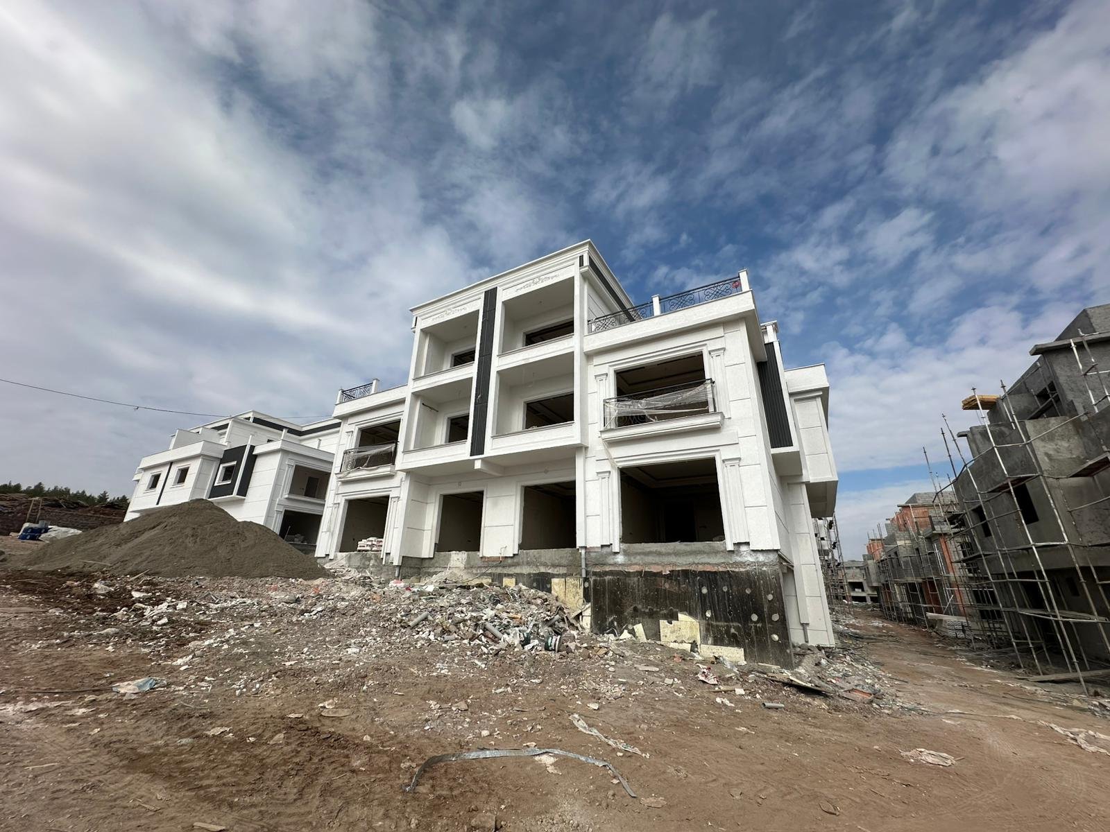 LÜKS VE KONFORUN YENİ ADRESİ YENİ ŞEHİR HASTANESİ YANI SATILIK AY YAPI KALİTESİYLE FOURLEKS VİLLA