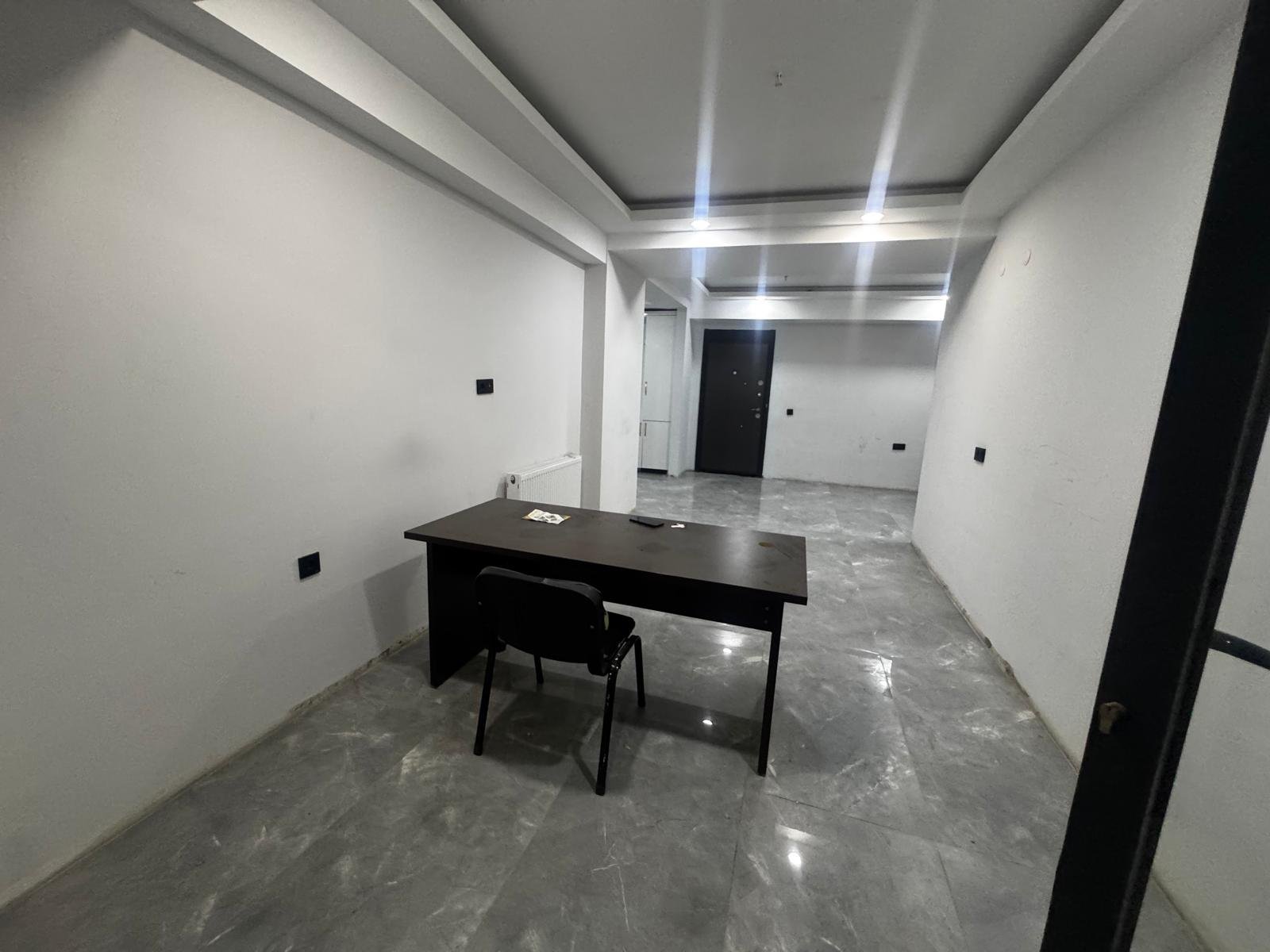 CEYSA PLAZADA EN GÜZEL KAT VE EN GÜZEL CEPHEDE TAŞINMAYA HAZIR BÜRO