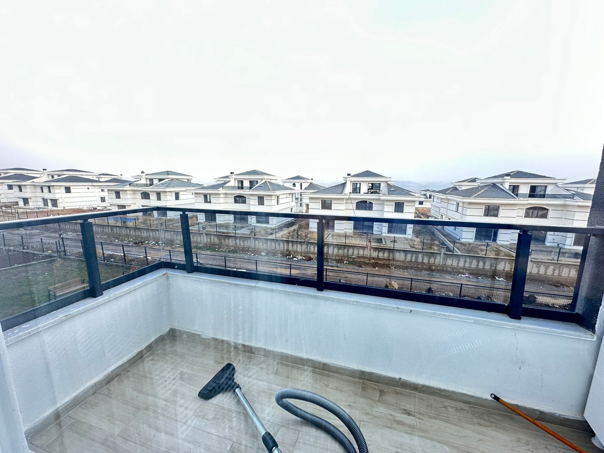 ACİLL 450 EVLERDE 2+1 LÜKS DAİREMİZ SATILIKTIR